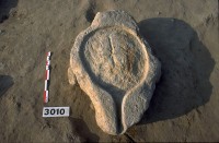 The ancient pressing platform from Lattara. Seen from above, the spout for drawing off liquid can be clearly seen. Photo: Michel Py, © UFRAL.